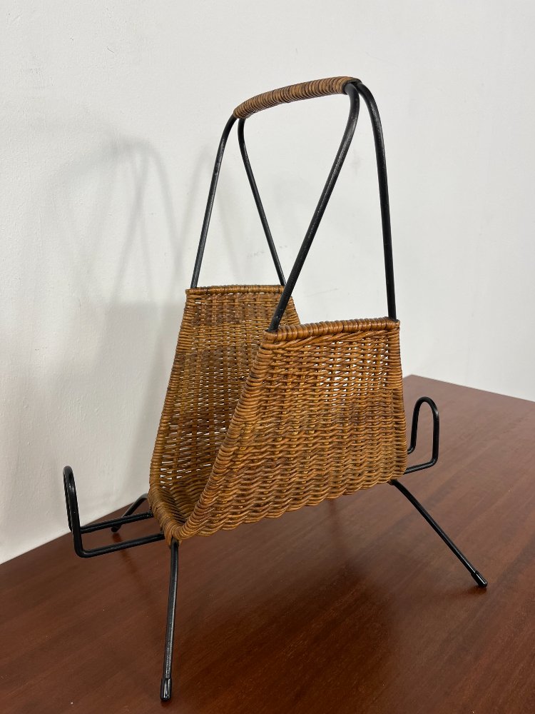 Mid-century modern Italian wicker magazine rack 1950s