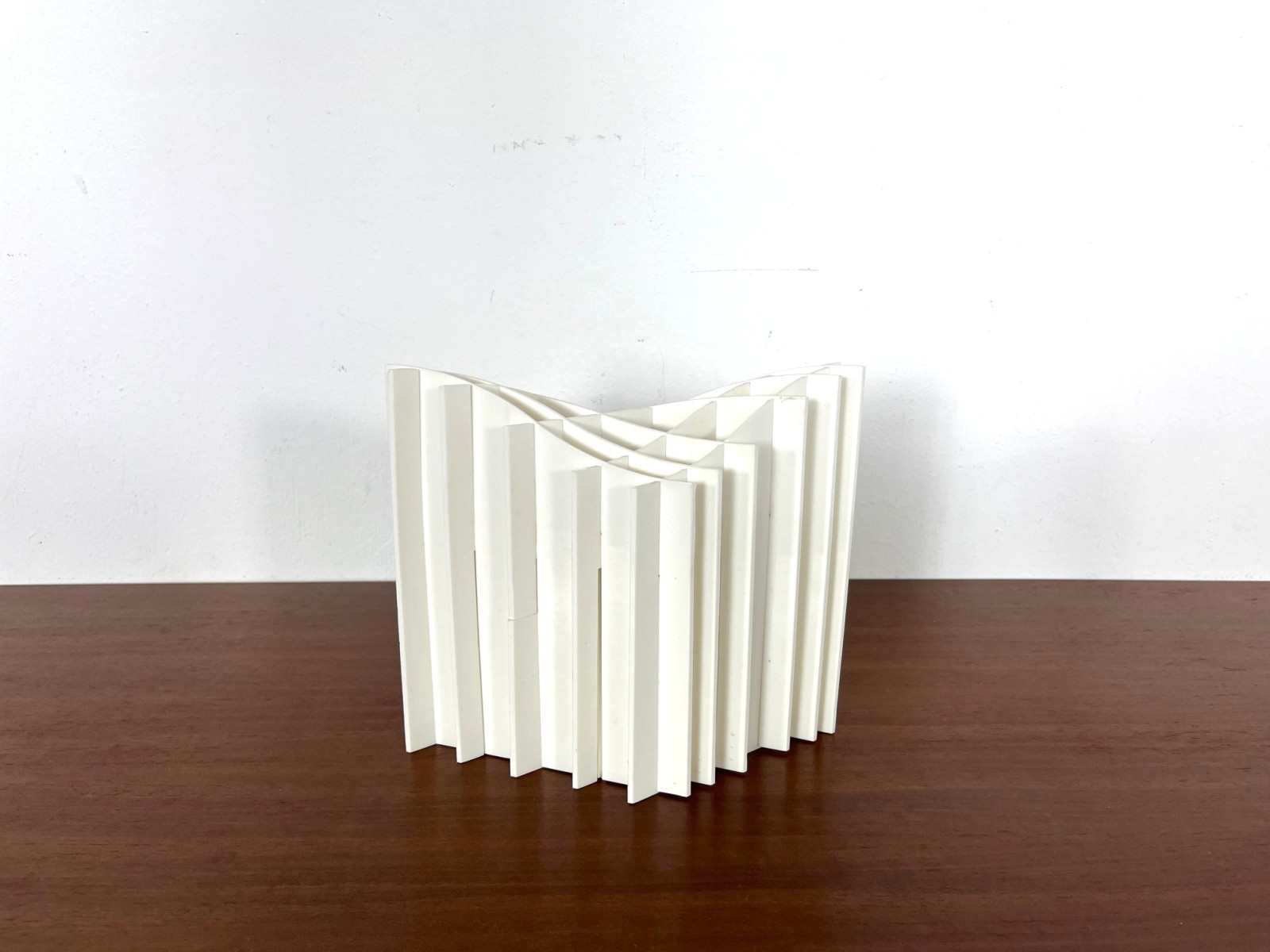 Biodegradable plastic Moma Terrain vase by Stephan Jaklitsch