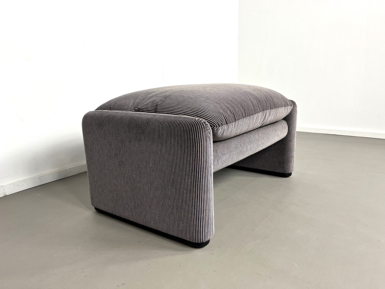 Mid-century Maralunga hocker by Vico magistretti for Cassina, 1970s